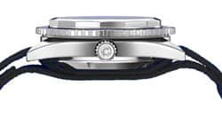 גוף השעון פלדה אל-חלד (Stainless steel) מעוצבת.