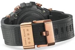 כמו גם לוגו אשר עוצב על ידי Eric Haze לציון השנה ה – 40 של – G-SHOCK חרוט על גב השעון וארבעה כוכבים